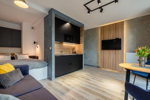 een hotelkamer met een bed en een keuken bij Grey Horse Apartments in Gdańsk