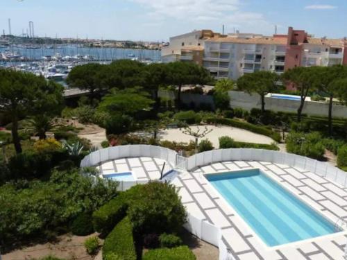 Studio cabine VUE PORT avec parking privé, piscine, parc, boulodrome