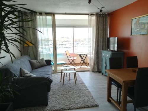 Studio cabine VUE PORT avec parking privé, piscine, parc, boulodrome