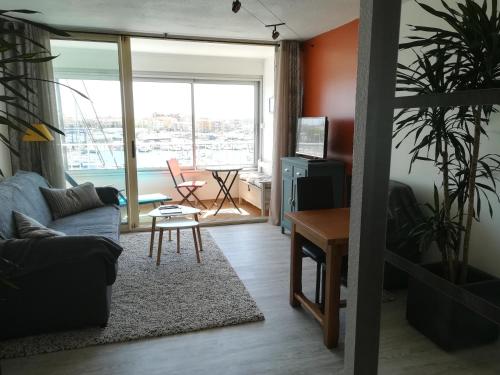 Studio cabine VUE PORT avec parking privé, piscine, parc, boulodrome