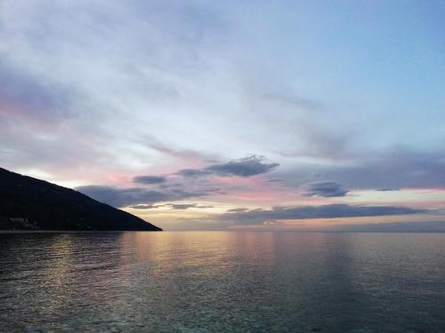 a large body of water with a cloudy sky at Hotel Erato in Chorefto