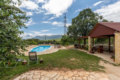 um quintal com uma piscina e um gazebo em Villa Podrugovi Dvori with pool em Koprivno