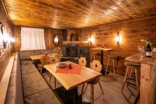 ein Zimmer mit Tischen und Stühlen in einer Hütte in der Unterkunft Gästehaus Fellner in Mühlbach am Hochkönig
