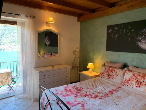 ein Schlafzimmer mit einem großen Bett und einem Fenster in der Unterkunft La Casa del Mastro - Como Lake in Pognana Lario