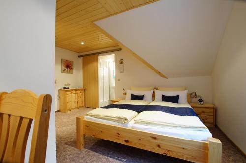 Säng eller sängar i ett rum på Gasthof Pension Waldfrieden