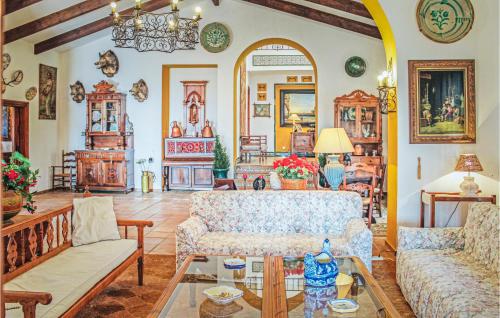 Et opholdsområde på Cozy Home In Morn De La Frontera With Kitchen
