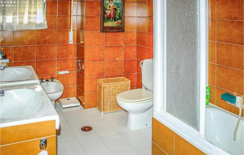 Cozy Home In Morn De La Frontera With Kitchen tesisinde bir banyo