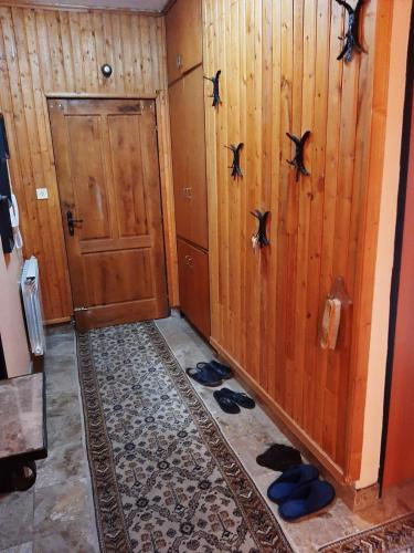 a hallway with a door and a floor with shoes at Apartment Milevi in Teteven