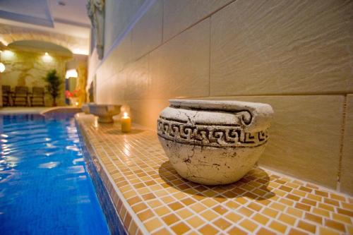 a bath tub sitting next to a swimming pool at Pałac Margot Nature&SPA in Karpacz