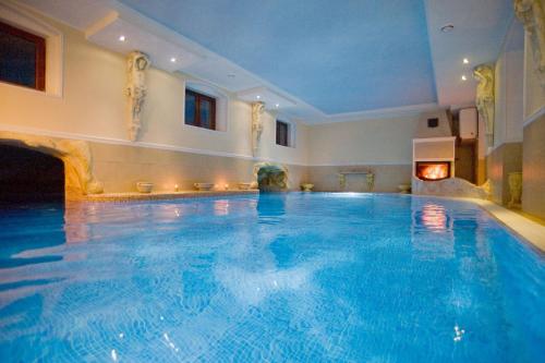 a large swimming pool in a hotel room at Pałac Margot Nature&SPA in Karpacz
