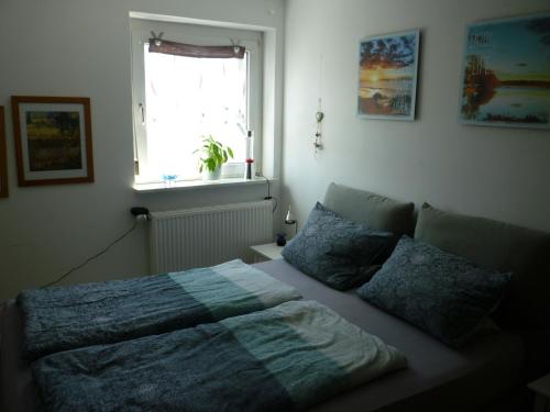 a bedroom with a bed and a window at Kleine Auszeit in Beimerstetten