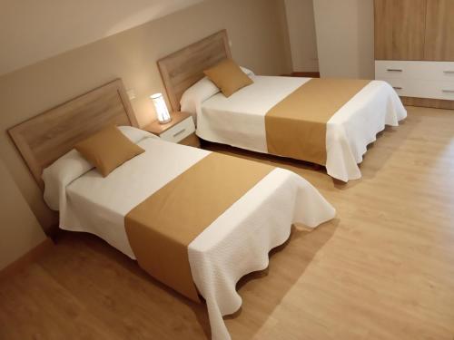 una habitación de hotel con 2 camas en una habitación en Casa silvosa, en Tomiño