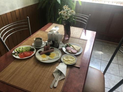 una mesa de madera con platos de comida. en Motel Prival, en Yelets