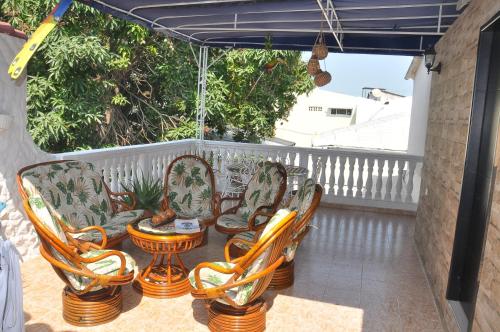 una fila de sillas y mesas en un balcón en Casa Hotel Manga Mar, en Cartagena de Indias