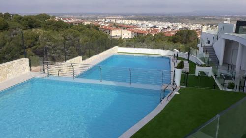uma grande piscina no topo de um edifício em Sukha Nara Apartment 47 em Gran Alacant