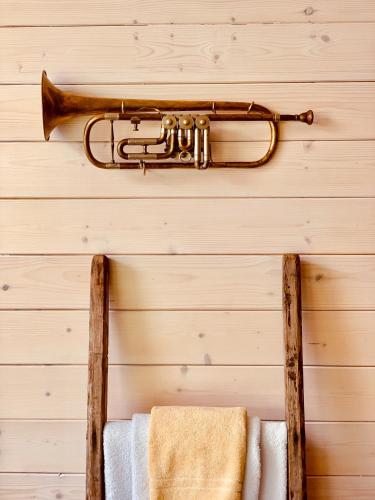 a trumpet hanging on a wall with towels at Das Franzl - Bett & Brot in St. Wolfgang