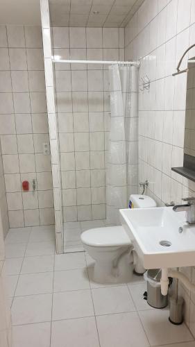 Ein Badezimmer in der Unterkunft Zimmer zur Seeve