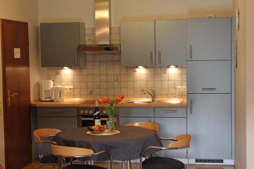 Ferienwohnung Sonneck tesisinde mutfak veya mini mutfak