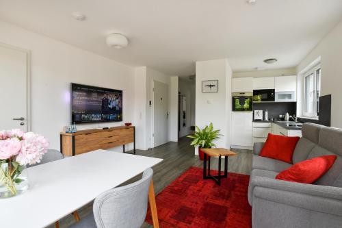 ein Wohnzimmer mit einem Sofa und einem Tisch in der Unterkunft City Appartement Kornwestheim in Kornwestheim