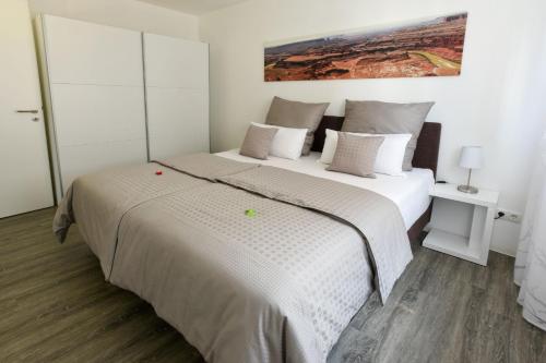 ein Schlafzimmer mit einem großen Bett in einem Zimmer in der Unterkunft City Appartement Kornwestheim in Kornwestheim