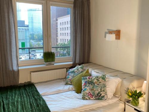 ワルシャワにあるGood Time Apartments - Warsaw Zgodaの窓付きの客室で、ソファ(枕付)
