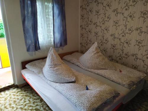 A bed or beds in a room at Abacskó Ház