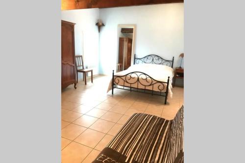 - une chambre avec un lit sur un sol carrelé dans l'établissement Maison spacieuse, à Gruissan