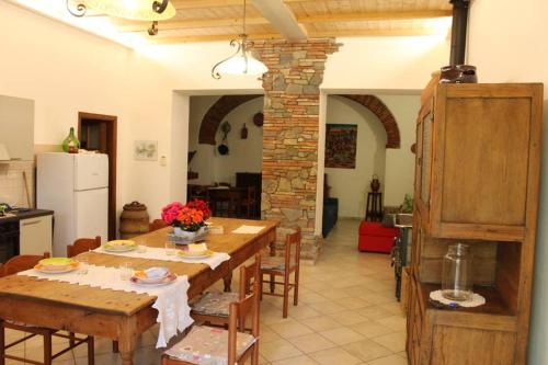 een keuken en eetkamer met een tafel en stoelen bij Veramaro,accogliente appartamento in campagna in Arezzo