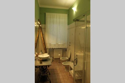 a bathroom with two sinks and two toilets at Veramaro,accogliente appartamento in campagna in Arezzo