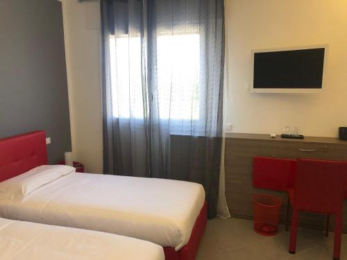 a hotel room with two beds and a window at Locanda Penaceto in Longare