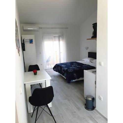 sypialnia z łóżkiem, biurkiem i stołem w obiekcie Apartment Mate4 w Bibinje