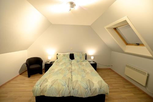 a bedroom with a bed in a attic at Vakantiewoningen t-dorp in Meetkerke