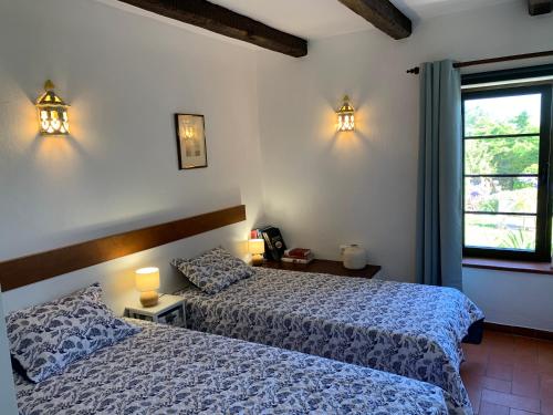 盧什的住宿－Quinta Falzina，一间卧室设有两张床和窗户。