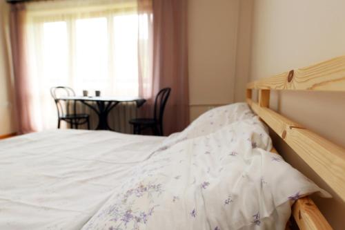 a bedroom with a bed and a table and a window at Pokoje u flisaka in Krościenko