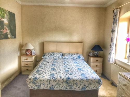 ein Schlafzimmer mit einem Bett und zwei Nachttischen in der Unterkunft Niblick in Bantry