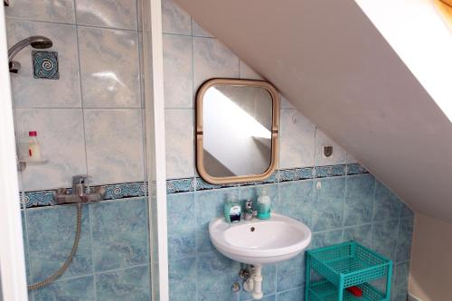 W łazience znajduje się umywalka i lustro. w obiekcie Pokoje u flisaka w Krościenku
