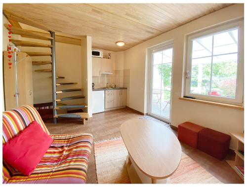 ein Wohnzimmer mit einem Sofa und einem Tisch in der Unterkunft Apartamentai Obelynė in Palanga