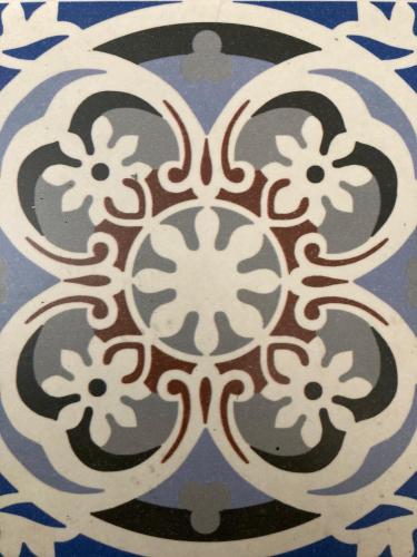 a blue and white tile floor with a flower pattern at Le petit béguinage in Tongeren
