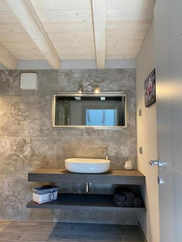 un bagno con lavandino e specchio di CASA MARTINELLI a Limone sul Garda