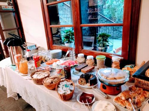 einen Tisch mit vielen verschiedenen Lebensmitteln in der Unterkunft Shellter Hotel in Holambra