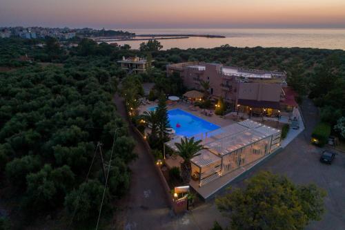 Bazén v ubytování Apollo Resort Art Hotel nebo v jeho okolí
