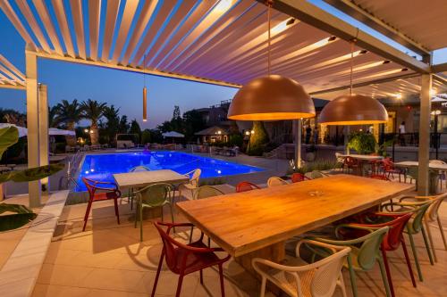Bazén v ubytování Apollo Resort Art Hotel nebo v jeho okolí