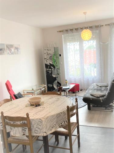 un salon avec une table, des chaises et un canapé dans l'établissement Roseau, à Berck-sur-Mer