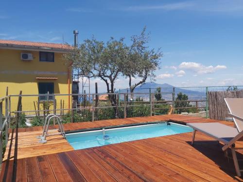 una piscina en la terraza de una casa en Casa Bruna, en Pimonte