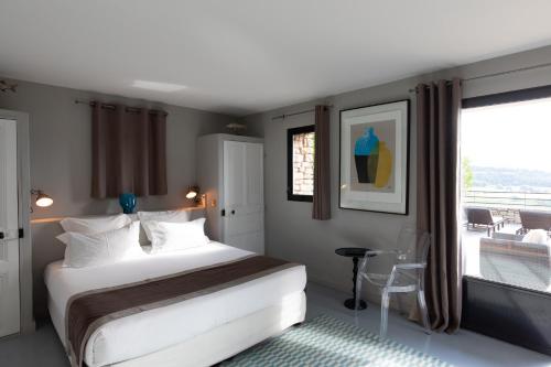 Hôtel La Maison de Crillonにあるベッド