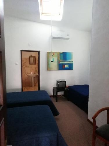 a room with two beds and a mirror at Casa do Pateo in Casa Branca