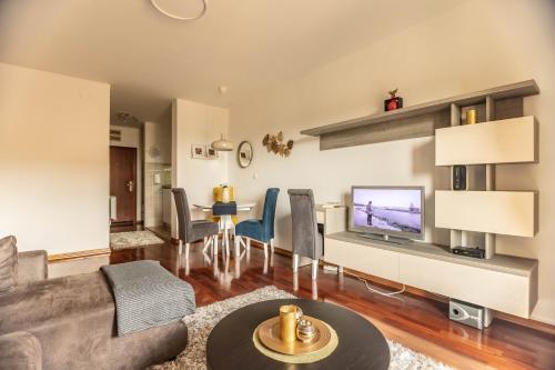 a living room with a couch and a table at Apartman Modena Lux in Vrnjačka Banja
