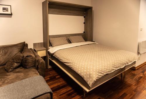 A bed or beds in a room at Apartman Modena Lux