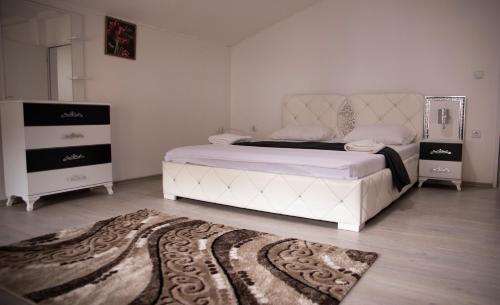 Una cama o camas en una habitación de Rio Hotel
