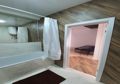 una camera con una porta che conduce a una camera da letto di New Lux apartment 2022 a Charkiv